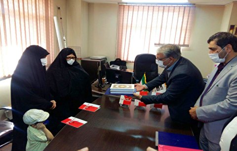 رونمایی از کتاب «5 انگشتی‌های قرمز»