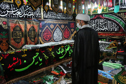 بازار پر شور پرچم و کتیبه ماه عزاداری حضرت اباعبد الله الحسین (ع)