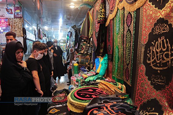 بازار پر شور پرچم و کتیبه ماه عزاداری حضرت اباعبد الله الحسین (ع)