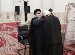 ۱۰ تن از طلاب مدرسه علمیه امام حسین به لباس روحانیت ملبس شدند