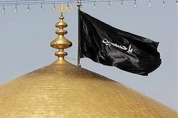 اهتزاز پرچم عزای حسینی بر فراز بقاع متبرکه کرمانشاه