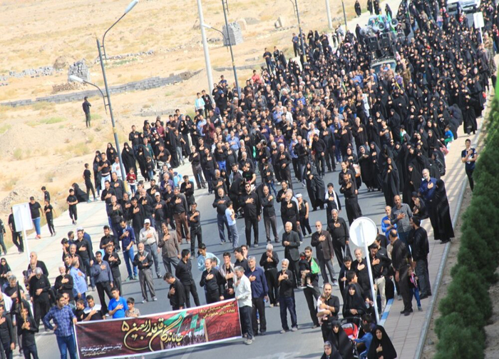 پیاده روی جاماندگان اربعین به طرف آستان علی باقر(ع) در مشهد اردهال کاشان 