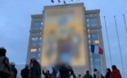جوانان لبنانی پرچم فرانسه را در مقابل سفارت این کشور به آتش کشیدند