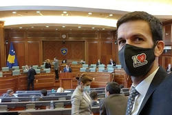 نماینده کوزوو با ماسک «محمد دوستت دارم» در مجلس حاضر شد