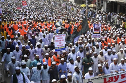 ده‌ها هزار نفر از مردم بنگلادش علیه فرانسه تظاهرات کردند + تصویر