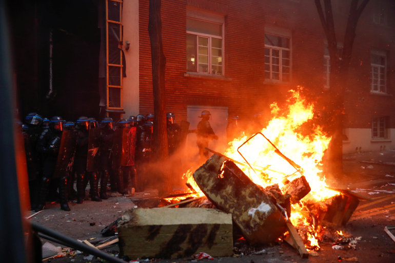 اعتراضات دومین شنبه پیاپی فرانسه به خشونت کشیده شد