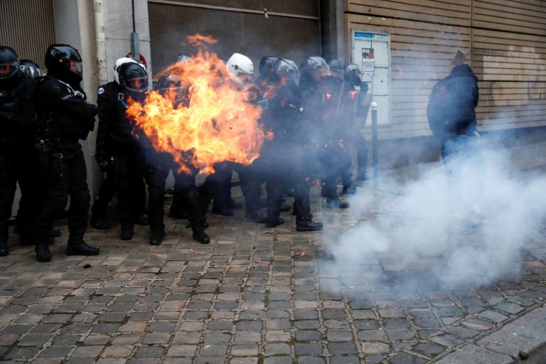 اعتراضات دومین شنبه پیاپی فرانسه به خشونت کشیده شد