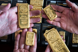 افت قیمت جهانی طلا در آغاز معاملات امروز