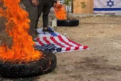 تظاهرات کنندگان عراقی ماکت سفارت آمریکا در بغداد را به آتش کشیدند