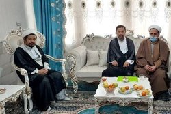 حضور نمایندگان آیت الله اعرافی در منزل طلبه افغانستانی
