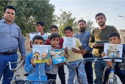گروه جهادی شهدا به کودکان شرق کشور کتاب اهدا کرد