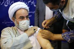 نماینده ولی فقیه در سیستان‌وبلوچستان واکسن ایرانی کرونا تزریق کرد