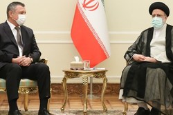 برقراری تعامل گسترده با کشورهای همسایه از اصول اولیه سیاست خارجی دولت ایران است