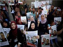 تجمع اعتراض آميز فلسطينيان مقابل دفتر صليب سرخ