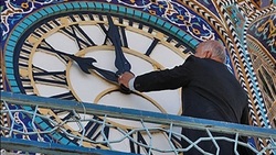 ساعت‌هایی که با دل زائران کوک می‌شوند/ ساعتی با ۱۲۶ سال قدمت در حرم رضوی + عکس