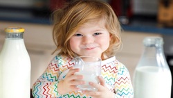 برای کودکان شیر پرچرب مفید است یا کم‌چرب؟