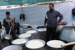 ۹ هزار پرس غذای گرم میان زائرین بین الحرمین شیراز توزیع شد