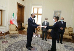 وزیر به جای رئیس جمهور، استوارنامه سفیر آذربایجان را پذیرفت
