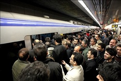 ازدحام زیاد مسافر در ایستگاه های متروی تهران
