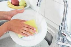 شستن ظرف‌ ها با دست مزایای شگفت انگیزی برای سلامتی دارد