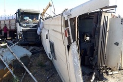 تصادف تریلی با اتوبوس در اصفهان 8 کشته برجای گذاشت