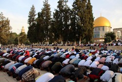 اقامه نماز هزاران فلسطینی در مسجد ابراهیمی و مسجد الاقصی