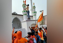 موج جدید اسلام ستیزی در هند/ هندوها پرچم دینی را بر فراز مسجدی برافراشتند