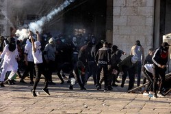 یورش صهیونیست‌ها به مسجدالاقصی؛ حداقل ۱۵۰ فلسطینی مجروح شدند + عکس