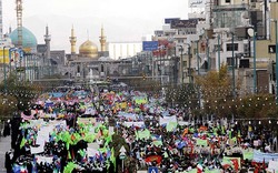 حاشیه نگاری رسا از حضور تماشایی مردم در راهپیمایی ۲۲ بهمن در مشهد مقدس