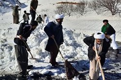 وضعیت نابسامان کوهرنگ در پی بارش برف/حضور طلاب جهادی در منطقه