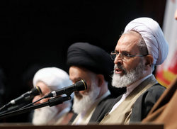 دشمن با همه ابزارها و شیوه های نرم و سخت درپی ضربه زدن به انقلاب اسلامی است