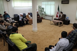 دیدار جمعی از اعضای انجمن شعر حوزه علمیه البرز با آیت الله حسینی همدانی