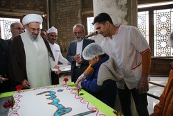 تولید و توزیع کیک ۳۱۳ متری در بین زائران مسجد مقدس جمکران