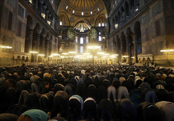 هزاران نفر از مسلمانان نماز عید فطر را در مسجد ایاصوفیه اقامه کردند