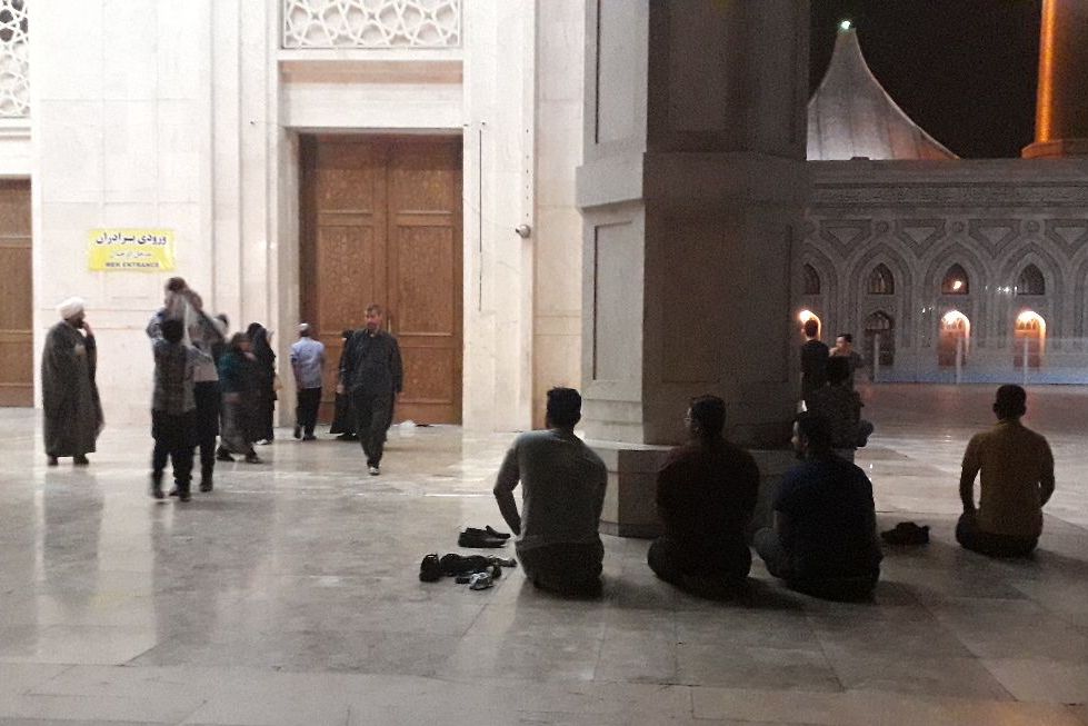 آقای سید حسن خمینی! لطفا یک تخته فرش برای حرم بخرید،حرمی که جایی برای نماز خواندن ندارد!
