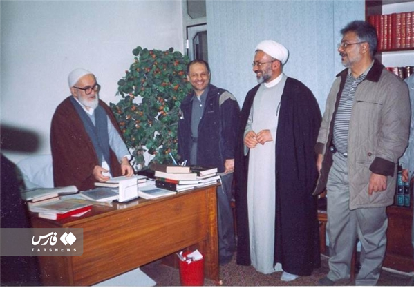 آیا مؤسسه تنظیم نشر به دنبال ترویج اندیشه امام خمینی است یا تحریف؟