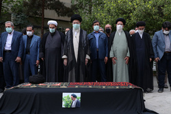 رهبر انقلاب بر پیکر حجت‌‌‌الاسلام دعائی نماز اقامه کردند