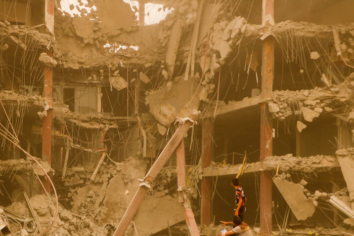 نجات ۳۲ نفر از زیر آوار ساختمان متروپل آبادان