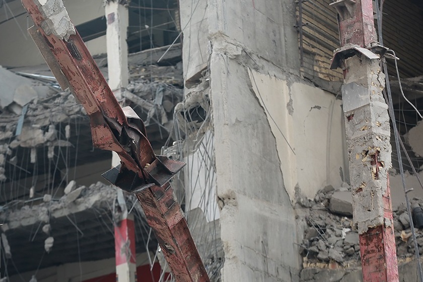 نجات ۳۲ نفر از زیر آوار ساختمان متروپل آبادان