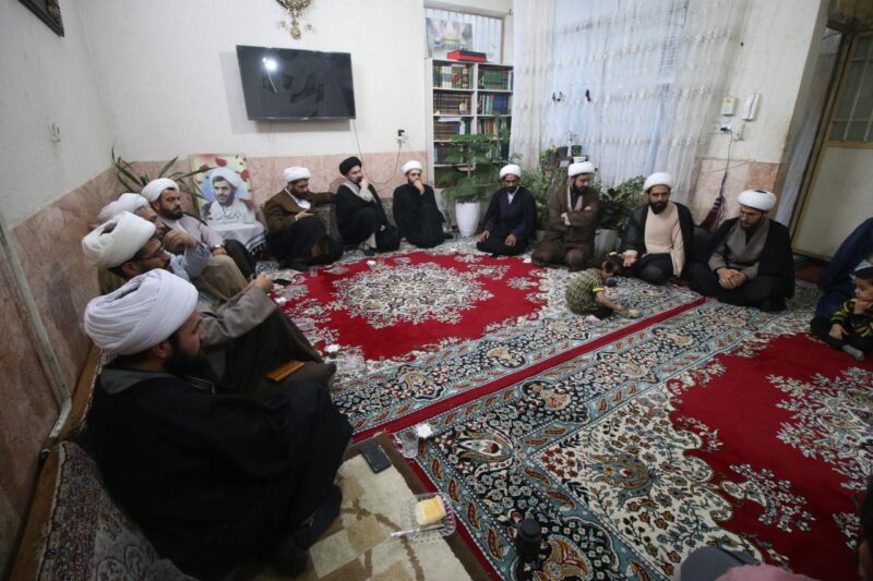 حضور جمعی از مدیران مدارس علمیه جهادی در منزل شهید اصلانی