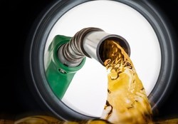 فروش بنزین به دست مردم موجب شکل‌گیری بازار سیاه می شود