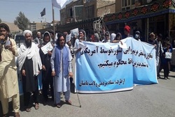مردم بامیان با سردادن شعار «مرگ بر آمریکا» حمله کابل را محکوم کردند