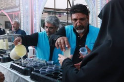 خدمت به زائران اربعین در موکب مسجد مقدس جمکران