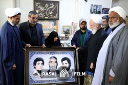 حضور آیت الله محمدی عراقی در منزل شهیدان محمودنژاد