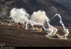 رزمایش یگان‌های توپخانه و موشکی نیروی زمینی سپاه با اجرای آتش سنگین