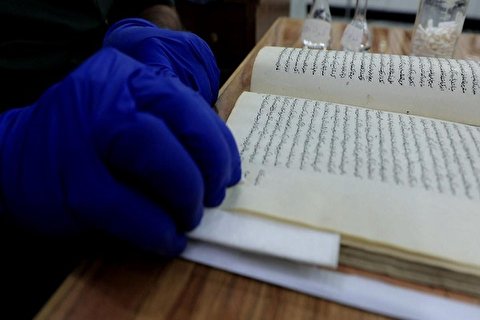 ترمیم نسخ خطی حرم مطهر عباسی با فناوری‌های نوین + عکس