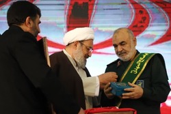 پرچم «یالثارات الحسین» مسجد جمکران به سردار سلامی اهدا شد