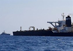 توقیف شناور حامل ۳۳۰ هزار لیتر سوخت قاچاق در خلیج فارس/  ۱۲ نفر بازداشت شدند