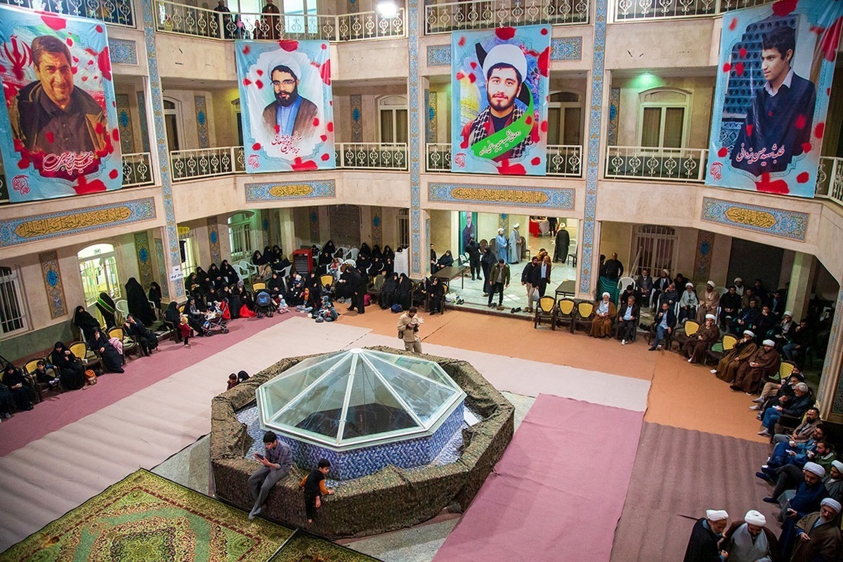 تجمع طلاب مدرسه کرمانی‌ها در محکومیت اقدام تروریستی گلزار شهدای کرمان + عکس