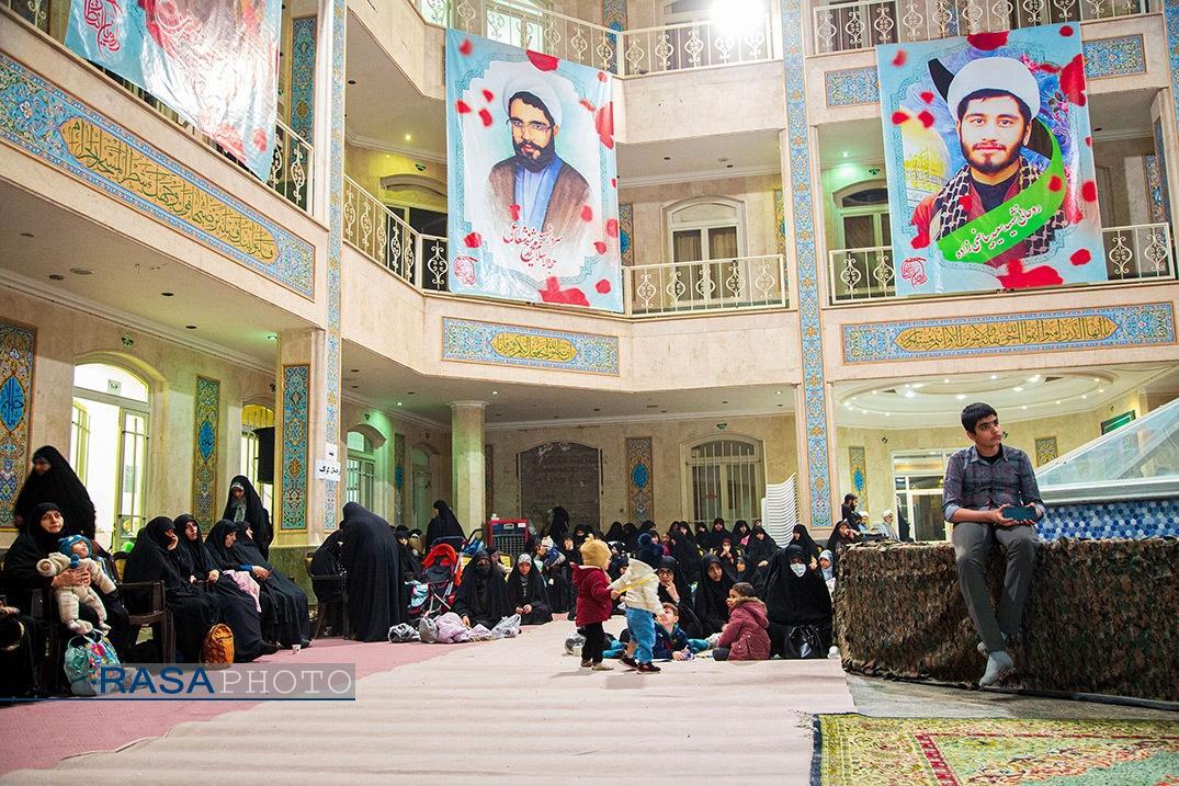 تجمع طلاب مدرسه کرمانی‌ها در محکومیت اقدام تروریستی گلزار شهدای کرمان